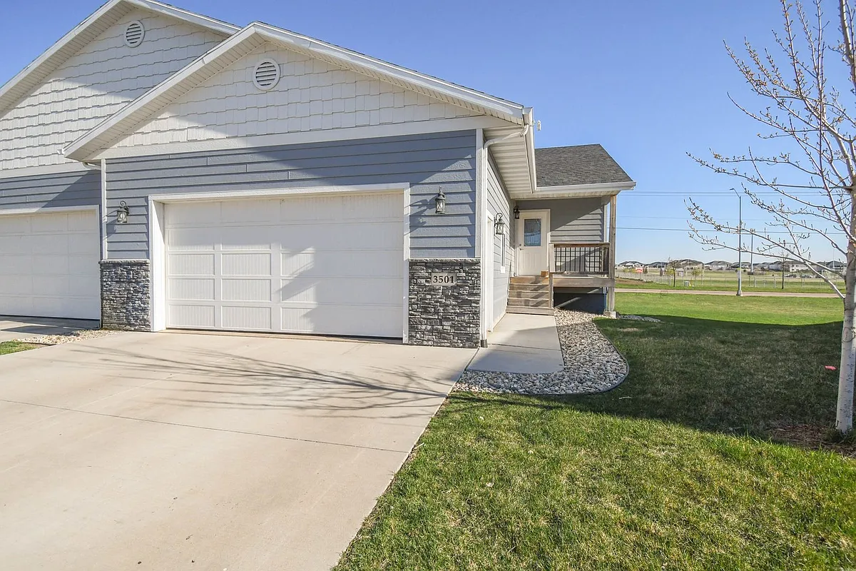 Building Photo - 3501 S Outfield Cir