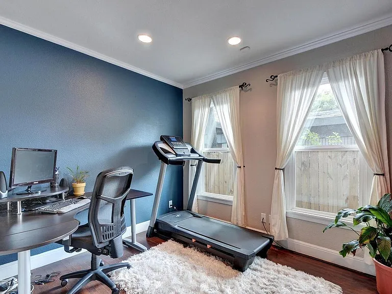 610 W North Loop Blvd — Photo 21