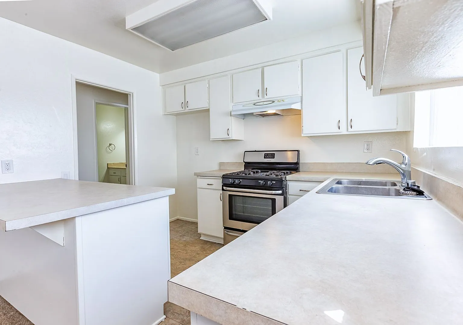 Large Upstairs 1 Bedroom. Private Garage With Auto Opener. Lots Of Storage! — Photo 2