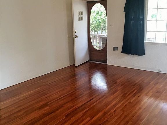 4th image of 609 N Vermont Ave
