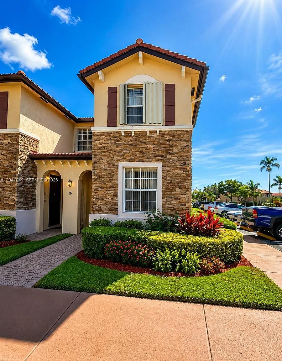 3 bed, 2.5 bath, $2,100 — Photo 1