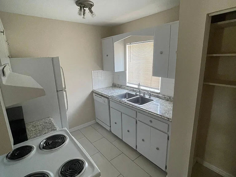 3206 W Azeele St #215 — Photo 4