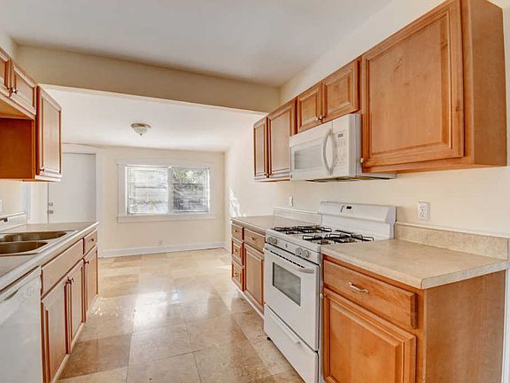 4th image of 313 S Lakeside Dr APT 1