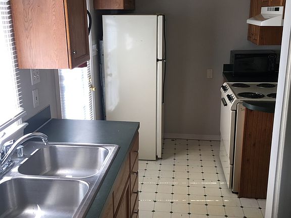 4th image of 873 W Clinton Dr APT 2