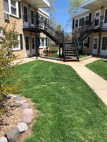 W Hawthorne St — Photo 1