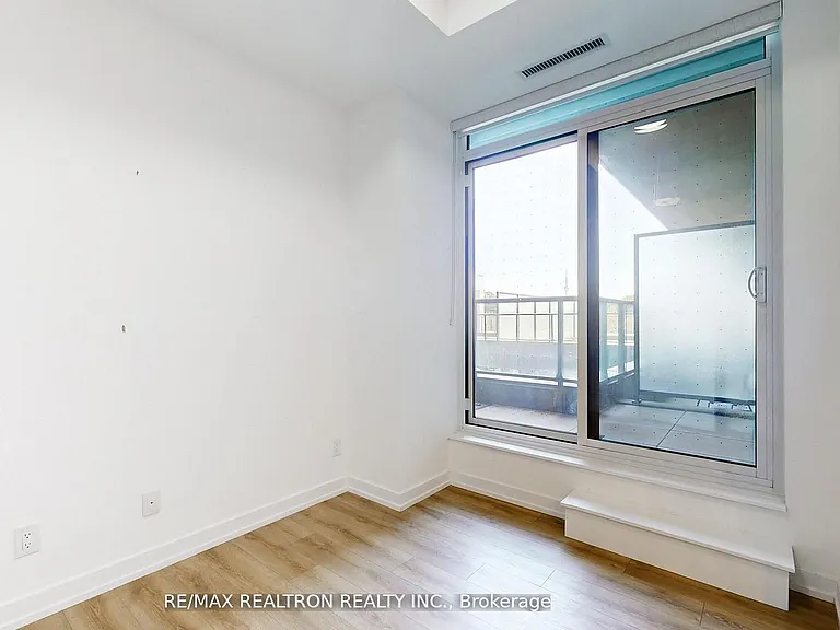 500 Dupont St #301 — Photo 27