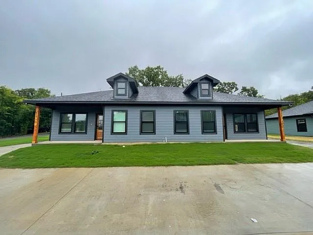 Building Photo - 1213 Oak Dr #105