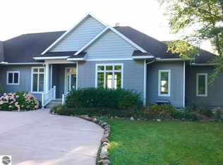 176 N Nanagosa Trl, Suttons Bay, MI 49682