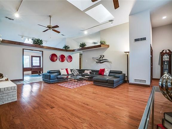 5th image of 9903 Candlebrook Dr