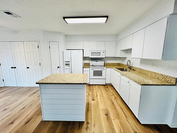 2nd image of 215 Parkwood Cir