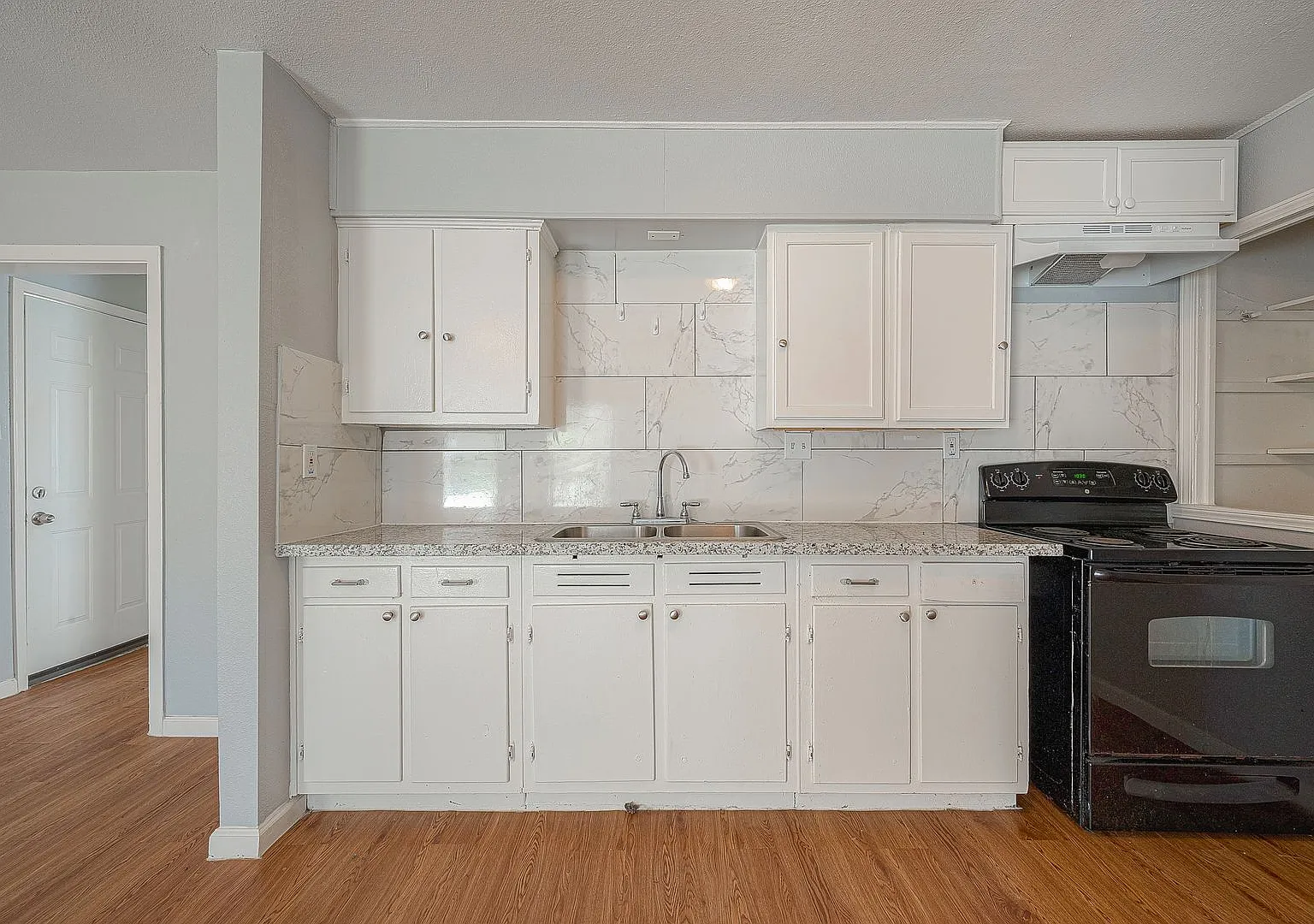 Affordable and Spacious 4-Bedroom, 2-Bath Convenient South Houston Home Near Medical Center & Cit... — Photo 4