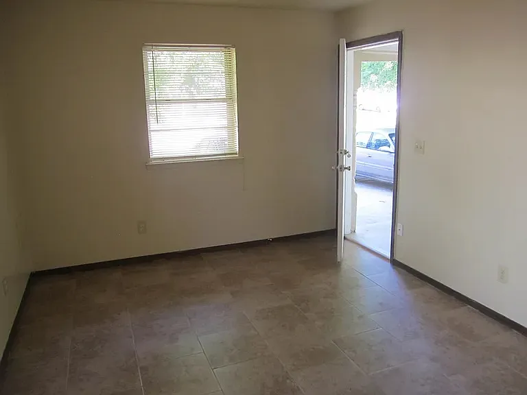 820 Russell Cir #820 — Photo 2