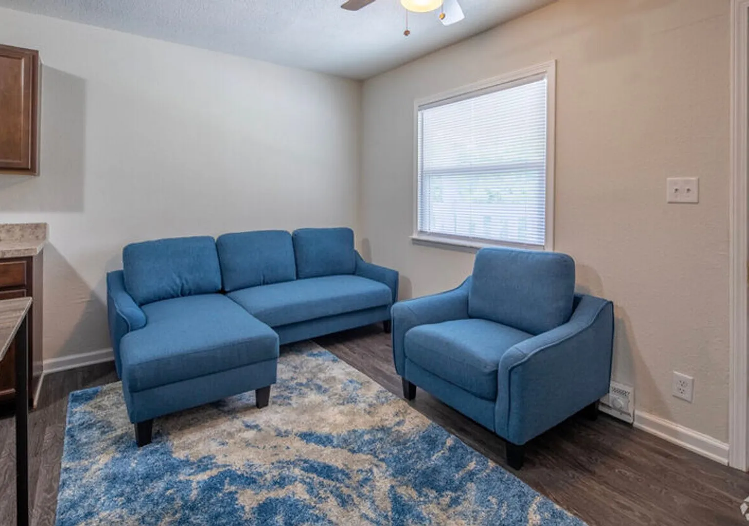 $645 "Summer Special" with internet, water, and trash included. — Photo 1
