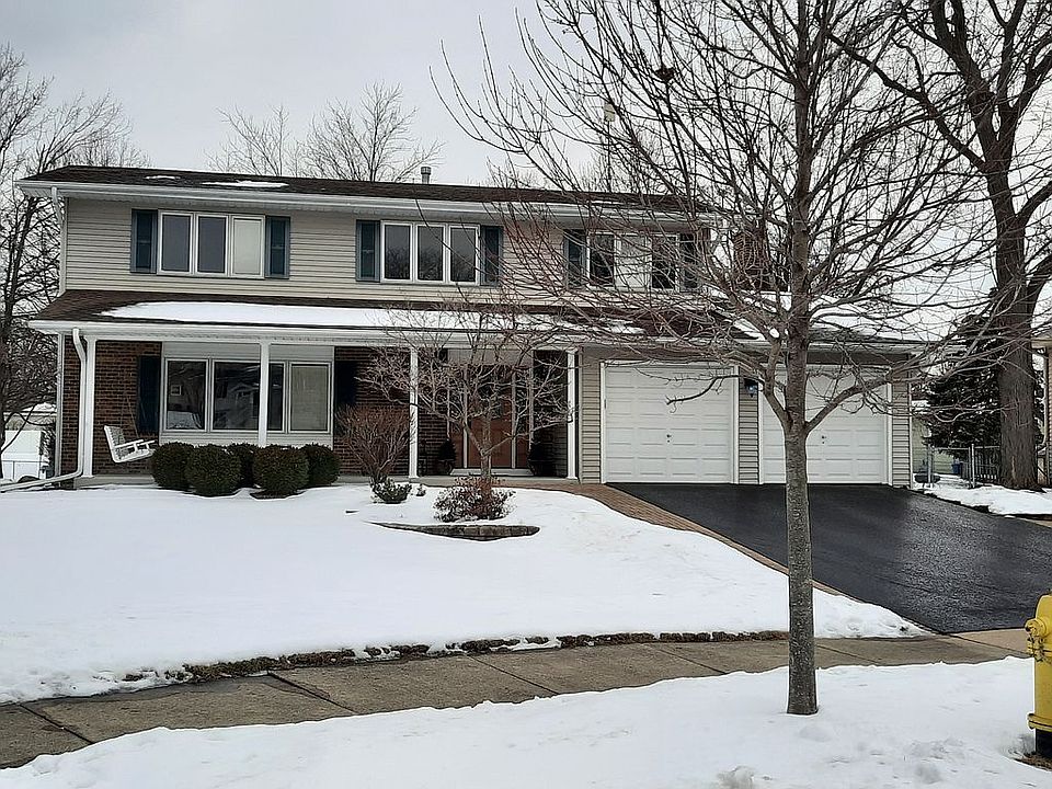 Front view - Porch w/ swing