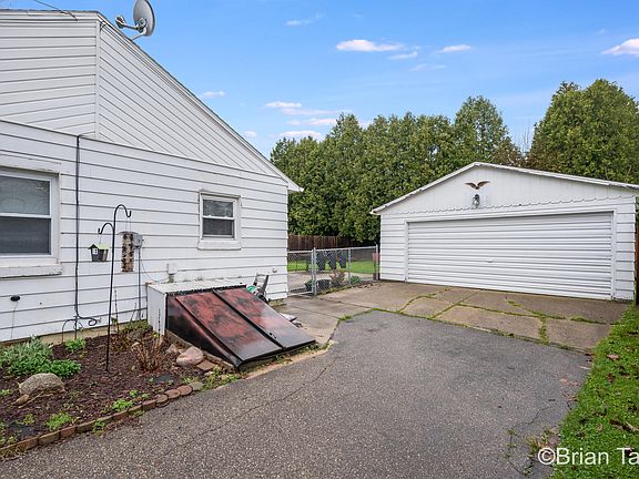 3rd image of 3115 Hoehn St NW