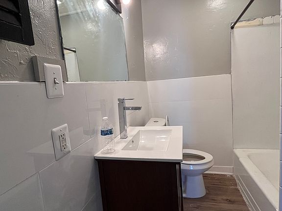 2nd image of 132 Hewitt Ave Floor 1