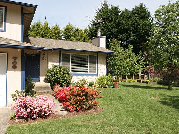 3rd image of 709 Cottonwood Ct SE