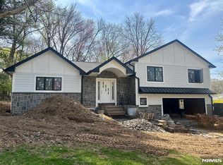 15 Strawberry Hill Rd, Hillsdale, NJ 07642