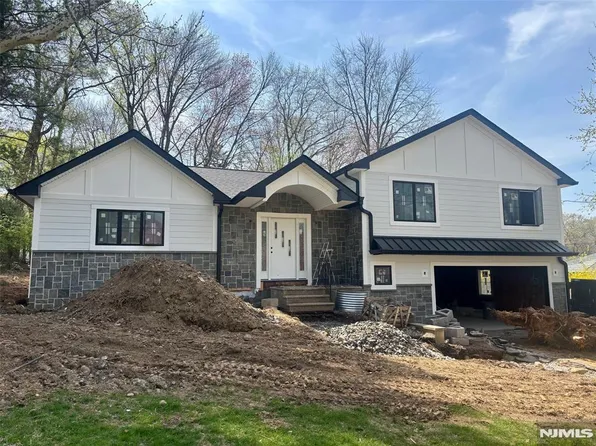 15 Strawberry Hill Rd, Hillsdale, NJ 07642