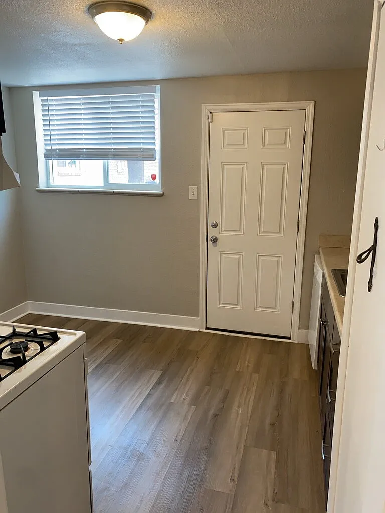 2 bed, 1.0 bath, 837 sqft, $1,595 — Photo 2
