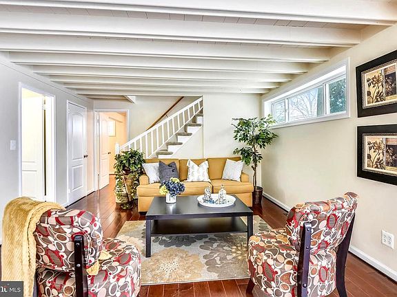 3rd image of 1002 Somerset Dr