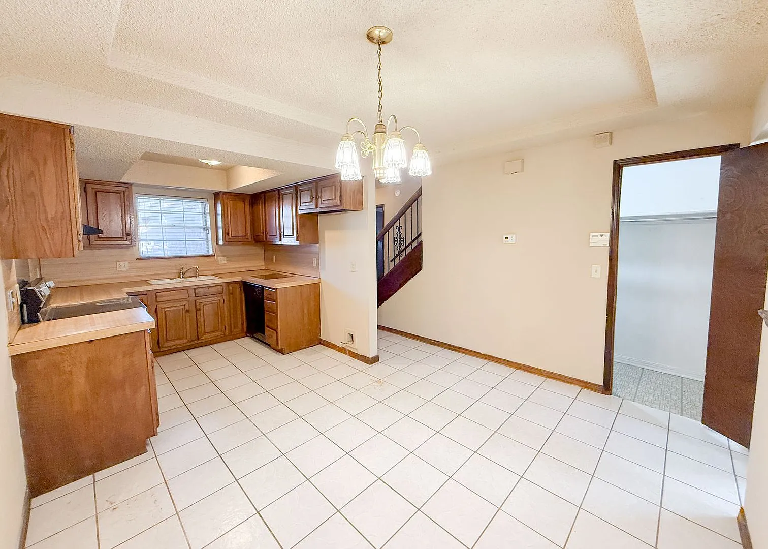 Move In Special | 3-Bed Duplex Near Boulevard & Broadway — Photo 4