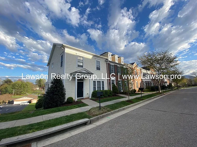 3800 Greenway Dr SW — Photo 1