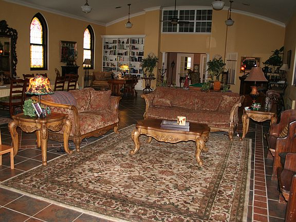 4th image of 104 Oak St