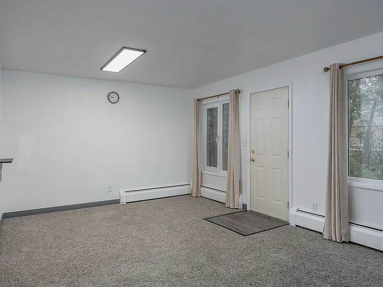 1421 Kent Ct — Photo 4