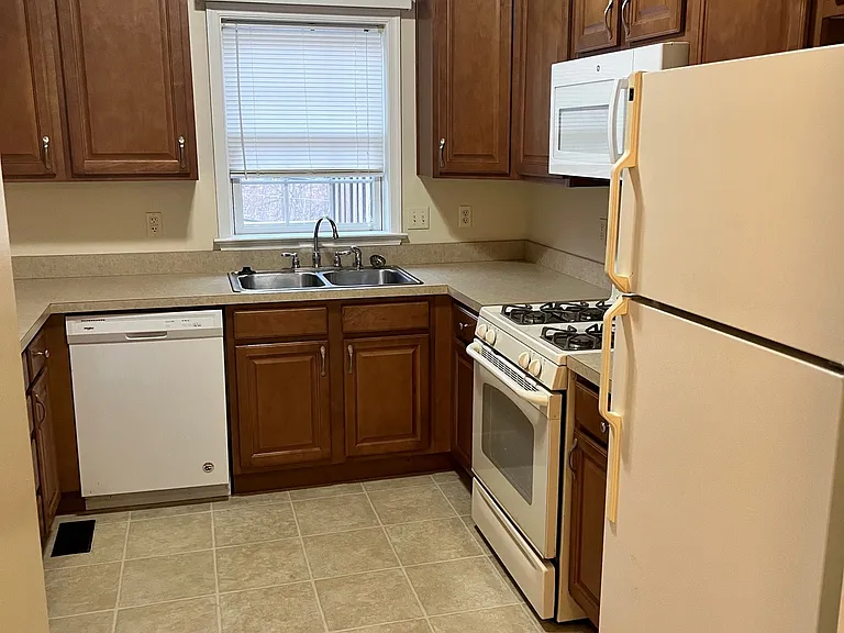 835 Berne Ct #835 — Photo 6