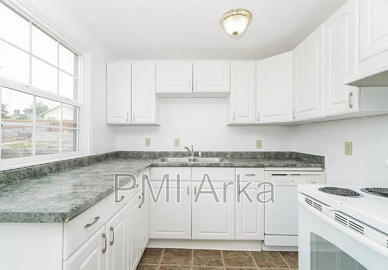 7306 S 115th St — Photo 6