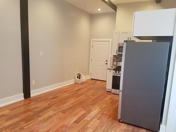 3rd image of 1029 E Montgomery Ave #1R