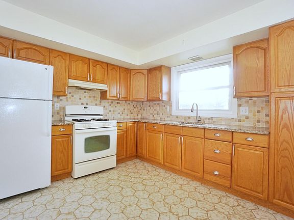3rd image of 354 Darlington Ave #2A