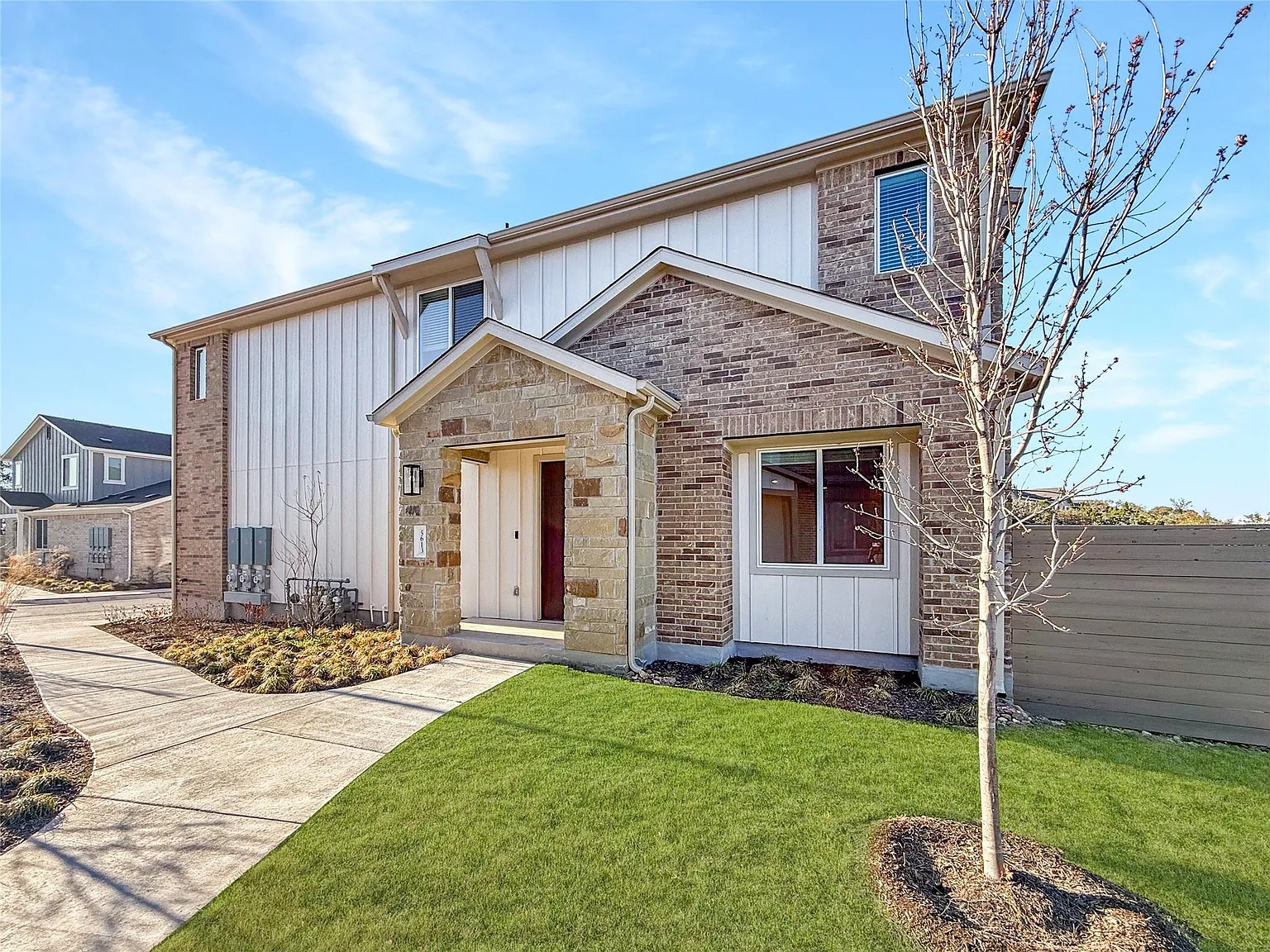 4 bed, 2.5 bath, 1964 sqft, $3,881 — Photo 4
