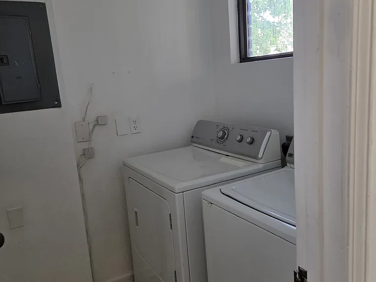 716 NE 1st St — Photo 7