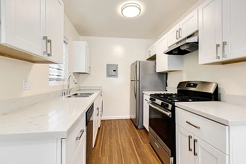 285 N. Oakland Photo 1