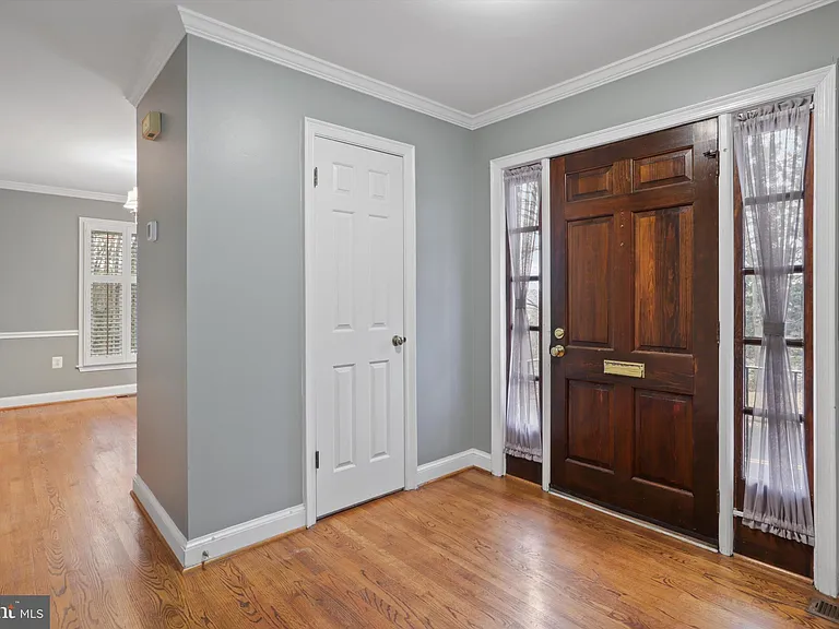 101 Roberts Ct — Photo 4