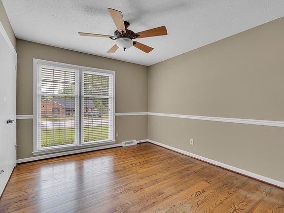 5th image of 300 Seven Oaks Ln