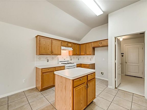 5th image of 225 W Creek Dr