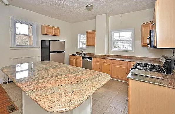3 bed, 2.5 bath, 1948 sqft, $3,200 — Photo 3