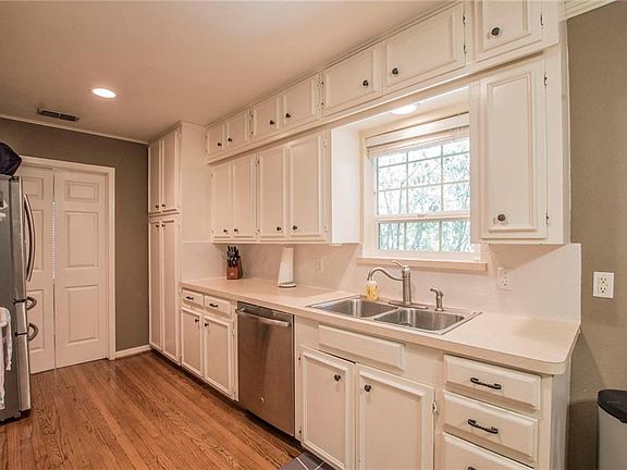5th image of 3901 Douglas Dr