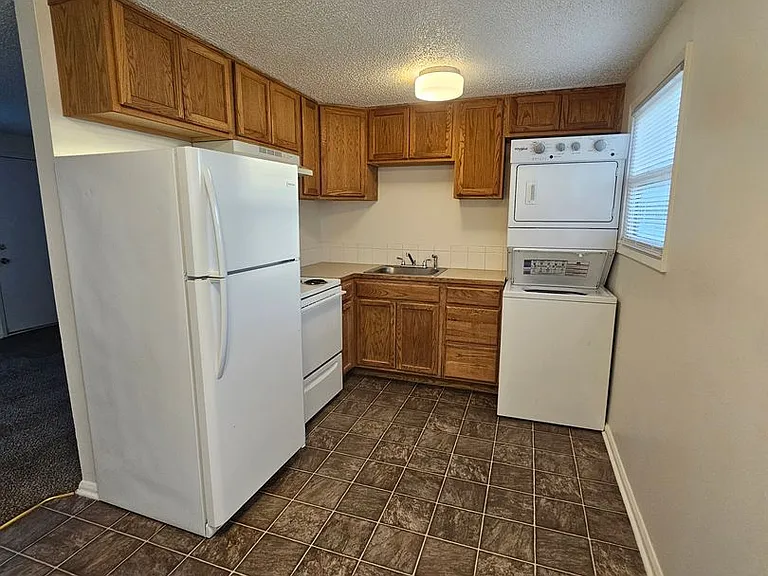 1104-1106 S Grand Dr — Photo 4