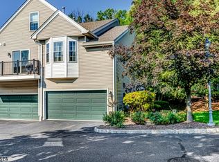 24 Heatherwood Ln, Bedminster, NJ 07921