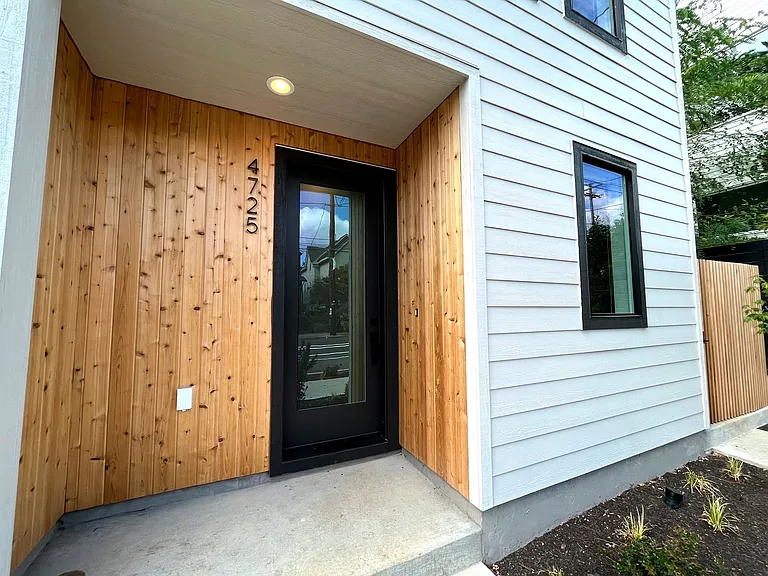 4725 N Williams Ave — Photo 2