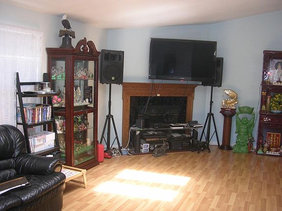 5th image of 224 El Bosque St