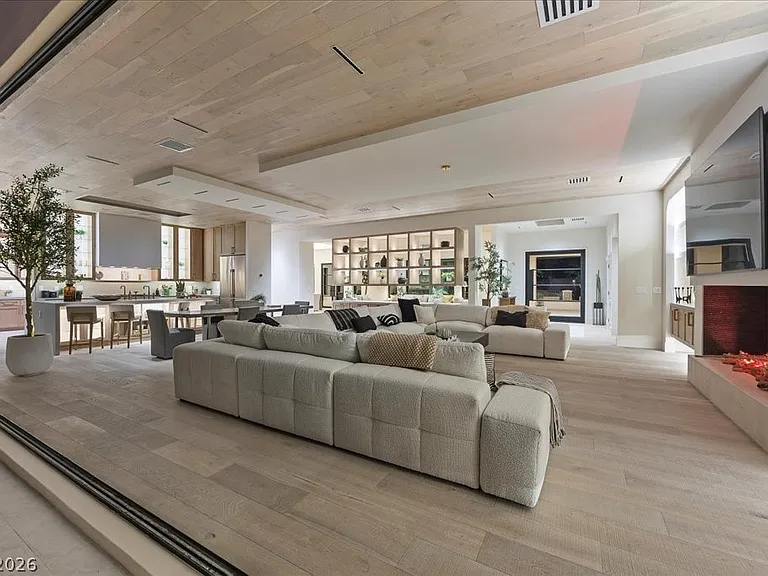 2401 Driftwood Dr — Photo 25
