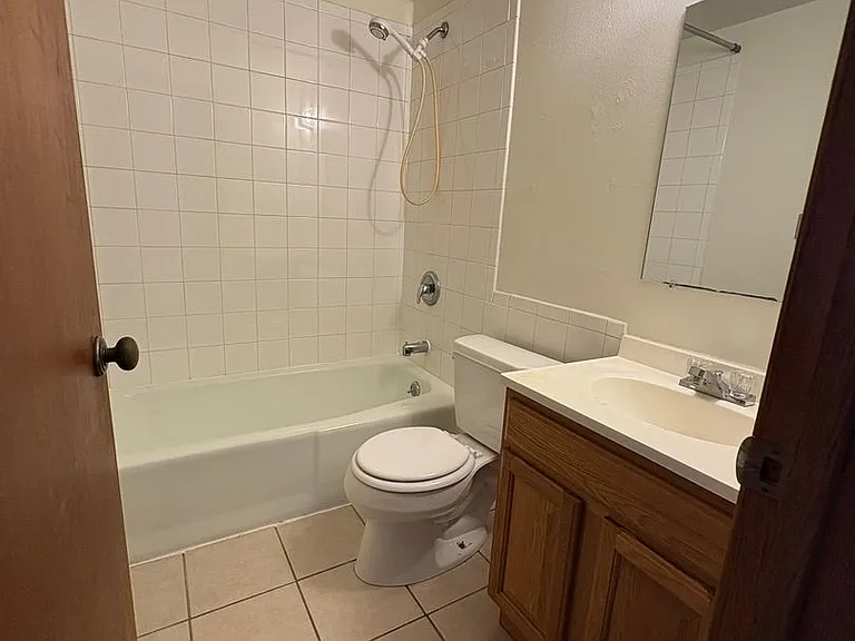 Lakeside Apartments — Photo 11