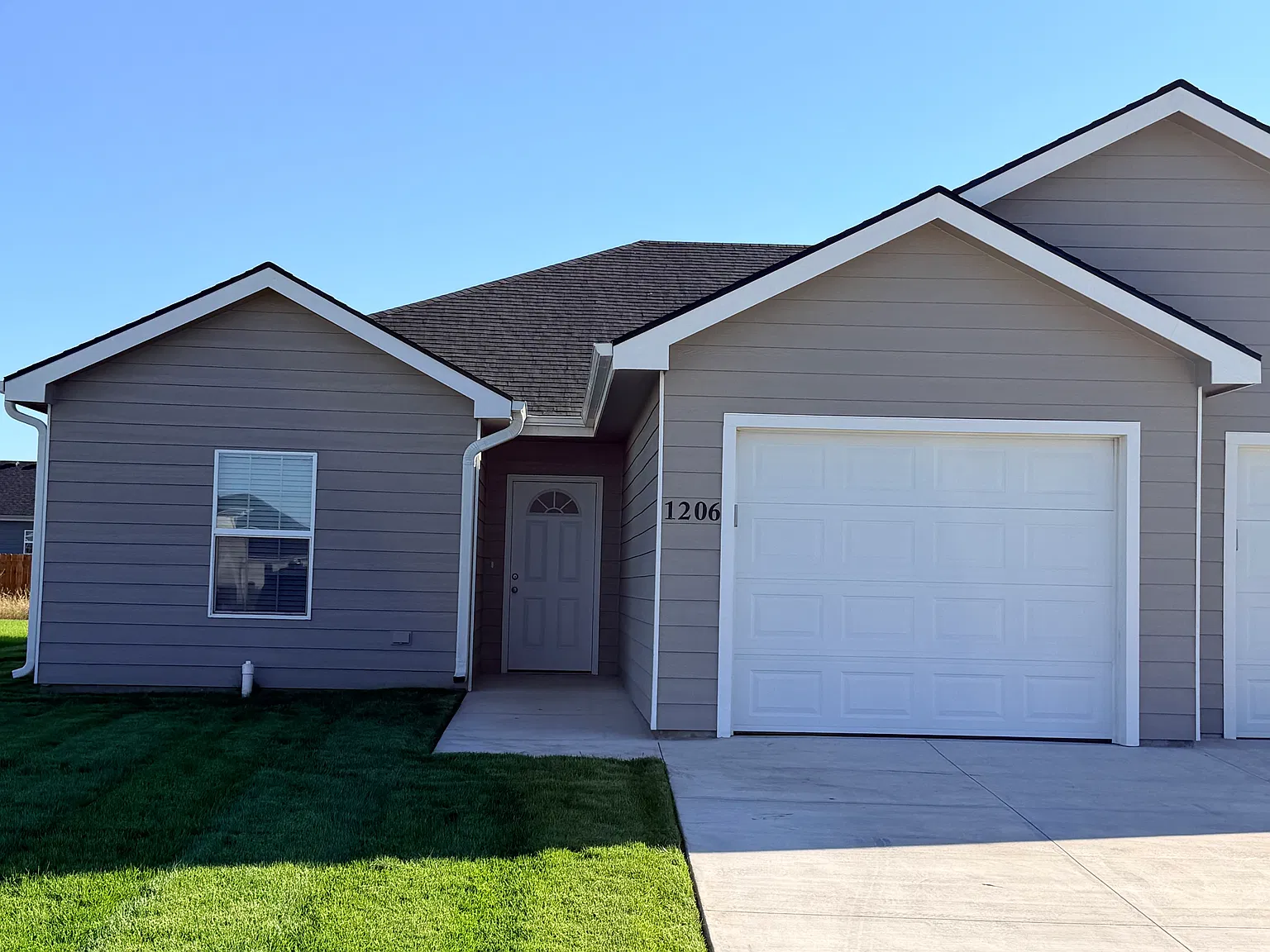 2 bed, 1100 sqft, $1,585 — Photo 2