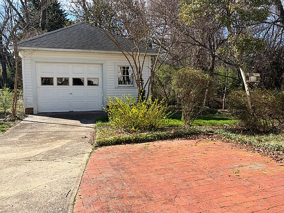 Detached garage in back
