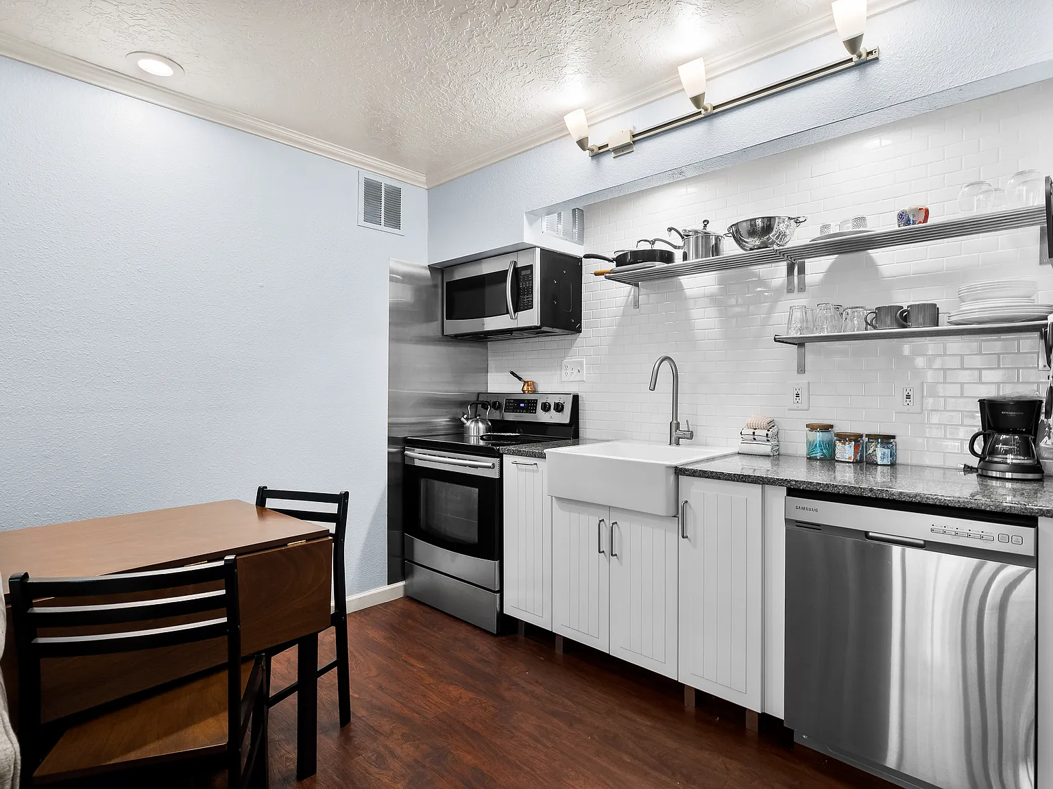 Studio, 630 sqft, $1,800 — Photo 2